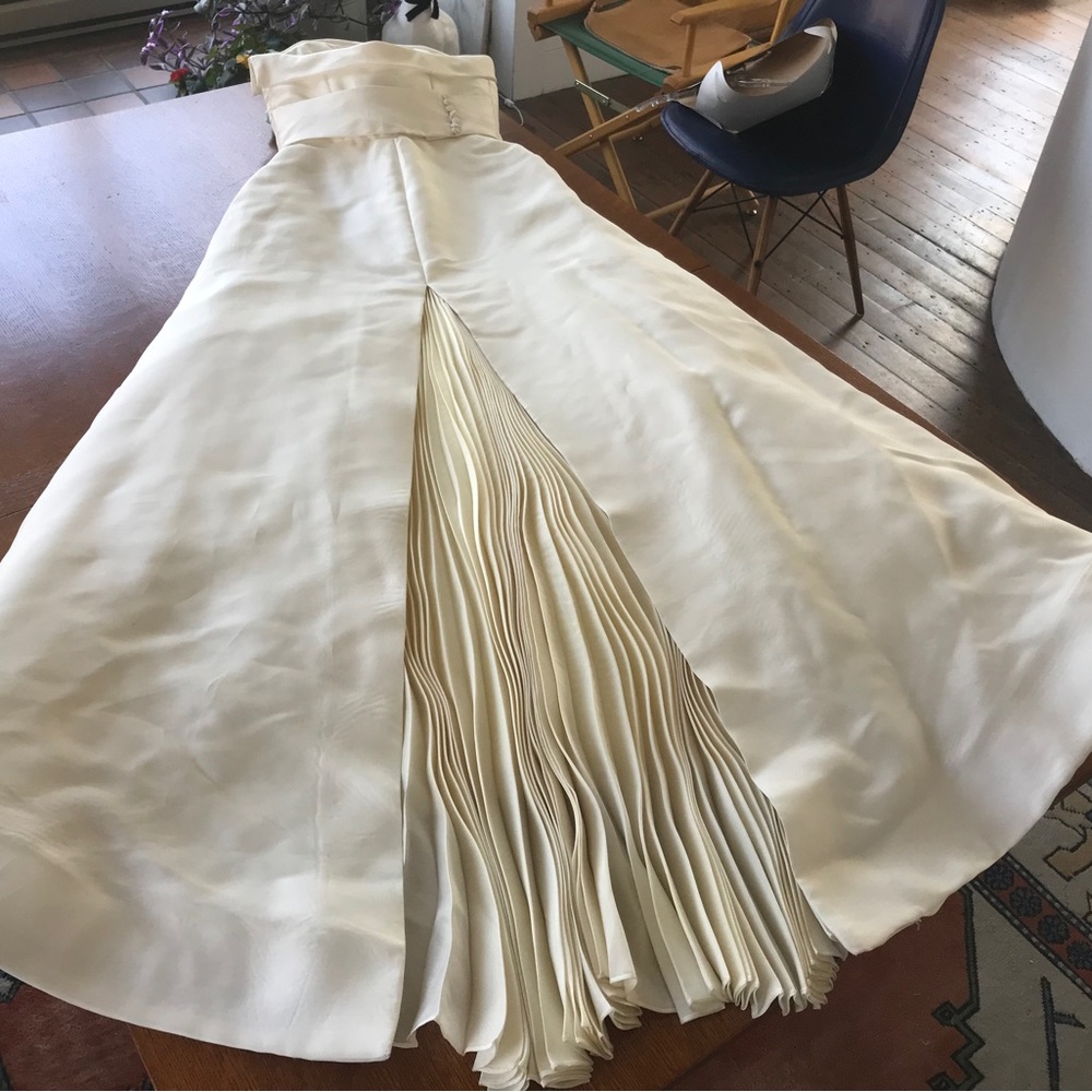 Vera Wang Silk Wedding Dress. Ivory silk charmeuse with rayon lining.